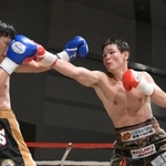 ７回、相手選手にテンポの良いパンチを繰り出す野中悠樹（右）＝１７日午後、大阪府堺市、堺市産業振興センター（撮影・風斗雅博）