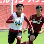 結果にこだわることで出場機会を増やしている神戸の佐々木（左）＝神戸市西区、いぶきの森球技場