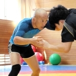 鹿児島国体のレスリング成年男子フリースタイル６１キロ級に出場する森本正悟。高校生と練習を積む＝神戸市東灘区向洋町中４、六甲アイランド高