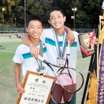 悲願の全国優勝を遂げ、喜びを分かち合う荻谷侑磨（右）と前田蒼生＝太子町総合公園
