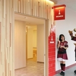 改修されたノエビアスタジアム神戸南スタンドの男子トイレを紹介するＪ１神戸のマスコット「モーヴィ」＝神戸市兵庫区御崎町１