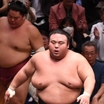 送り出しで大栄翔（左奥）を退けた貴景勝＝両国国技館（撮影・園田高夫）