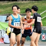 新人大会男子２年１００メートル決勝　優勝して健闘をたたえ合う神戸長坂の大内湊斗（左）