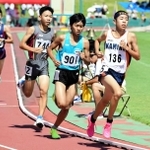 新人大会男子２年１５００メートル決勝　４分３秒９２の大会新記録で優勝した上甲子園の稲垣翔馴（１３６）