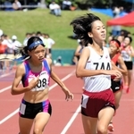 新人大会女子１、２年１５００メートル決勝　優勝した津名の奥野カイア（右）と２位に入った山陽の藤井志帆