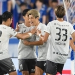 前半、ＰＫで先制のゴールを決めて祝福される神戸・大迫（中央）＝撮影・堀内翔