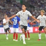 前半、２点目を決めて走り出す神戸・武藤嘉紀（中央）＝日産スタジアム（撮影・西岡正）