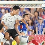 前半、ヘディングでゴールを決める神戸・武藤嘉紀＝日産スタジアム（撮影・堀内翔）