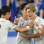前半、ＰＫで先制のゴールを決めて祝福される神戸・大迫（右）＝撮影・堀内翔