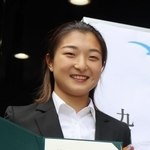 卒業証書を手に笑顔を見せる坂本花織＝神戸市西区、神院大有瀬キャンパス