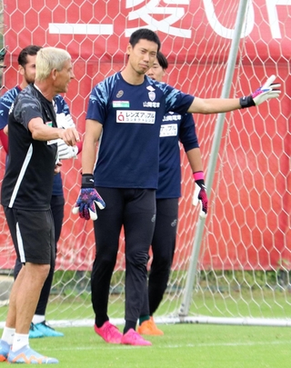 サッカー日本代表に選出された神戸のＧＫ前川（中央）。練習で動きを確認する