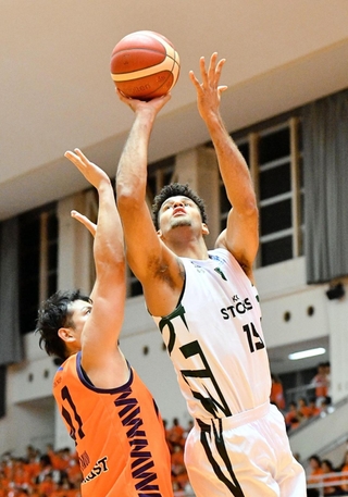 静岡-神戸　第１クオーター、シュートを決める神戸のポーター（Ｂリーグ提供）