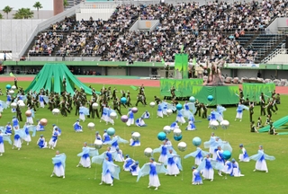 特別国民体育大会「燃ゆる感動かごしま国体」の開会式の式典前演技で披露された鹿児島の自然をイメージした踊り＝７日午後、鹿児島市与次郎２（撮影・斎藤雅志）