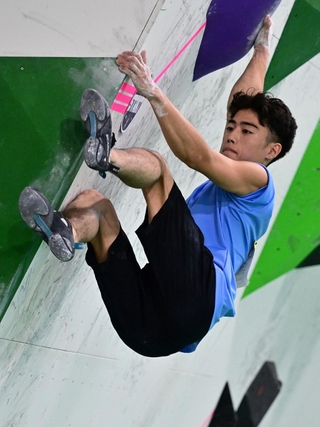スポーツクライミング少年男子ボルダーで２位入賞を果たした兵庫の松岡玲央＝南さつま市加世田特設会場（撮影・斎藤雅志）