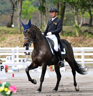 優勝した兵庫の稗田龍馬とトレフィンガースタンレイ＝１１日、鹿児島県霧島市牧園町高千穂、霧島市牧園特設馬術競技場（撮影・斎藤雅志）