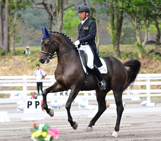 優勝した兵庫の稗田龍馬とトレフィンガースタンレイ＝１１日、鹿児島県霧島市牧園町高千穂、霧島市牧園特設馬術競技場（撮影・斎藤雅志）