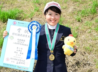 成年女子二段階障害飛越＝で優勝した兵庫の岡本果林＝１１日、鹿児島県霧島市牧園町高千穂、霧島市牧園特設馬術競技場（撮影・斎藤雅志）