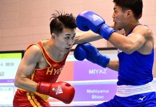 ボクシング成年男子ライトウエルター級で優勝した兵庫の北本隼輔（左）＝阿久根市総合体育館（撮影・斎藤雅志）