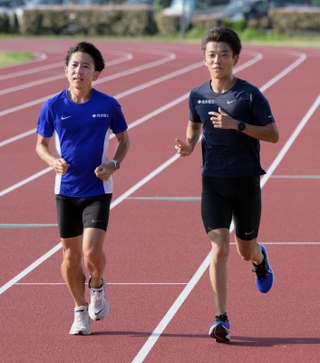 ＭＧＣに向け練習に汗を流す（右から）住友電工の村本一樹と中村祐紀＝伊丹市瑞ケ丘２、住友総合グラウンド（撮影・風斗雅博）