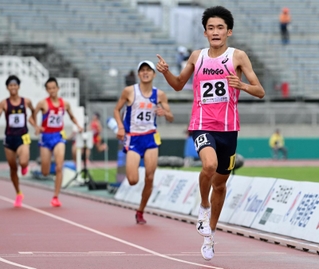 陸上少年男子Ａ５０００メートル決勝　優勝した兵庫の折田壮太（２８）＝白波スタジアム（撮影・斎藤雅志）