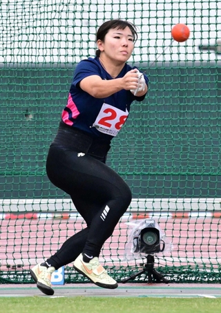 陸上成年女子ハンマー投げ決勝　５位となった藤本咲良＝白波スタジアム（撮影・斎藤雅志）