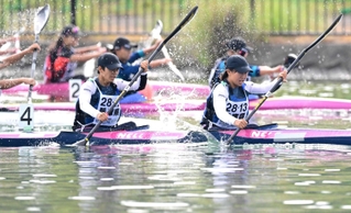 カヌー少年女子スプリント・カヤックペアで２位となった兵庫の安藤千結（左）、岩井瑞希ペア＝伊佐市菱刈競技場（撮影・斎藤雅志）