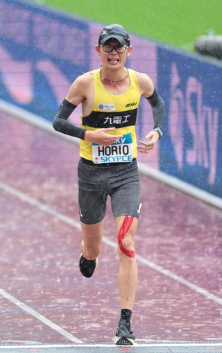 男子６位でゴールする堀尾謙介＝東京・国立競技場（撮影・吉沢敬太）