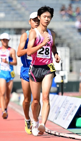 陸上少年男子共通５０００メートル競歩で優勝した兵庫の逢坂草太朗＝白波スタジアム（撮影・斎藤雅志）