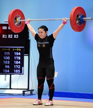 重量挙げ女子４９キロ級でスナッチ１位、トータル２位となった兵庫の羽藤美優＝薩摩川内市入来総合運動場体育館（撮影・斎藤雅志）