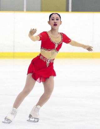 ジュニア選手権女子で頂点に立った高橋萌音のフリー演技＝尼崎スポーツの森