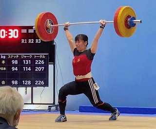 重量挙げ女子５９キロ級で優勝した吉田朱音＝薩摩川内市入来総合運動場体育館（提供写真）