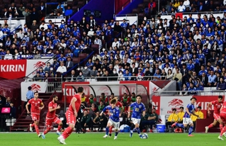 日本-チュニジア　前半、攻め上がる久保と古橋＝ノエビアスタジアム神戸（撮影・中西幸大）