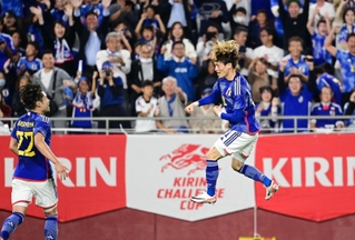 日本-チュニジア　前半、先制ゴールを決めて喜ぶ古橋＝ノエビアスタジアム神戸（撮影・中西幸大）