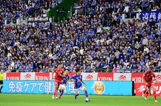 日本-チュニジア　後半、満員のスタジアムで攻め上がる久保＝ノエビアスタジアム神戸（撮影・中西幸大）