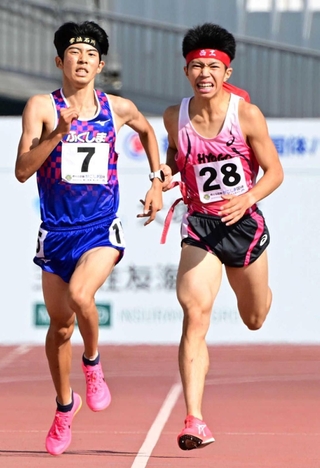 陸上少年男子Ｂ３０００メートルで２位となった兵庫の新妻遼己（右）。左は優勝した福島の増子陽太（撮影・斎藤雅志）