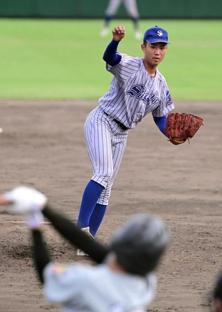 地区大会から県大会決勝まで８試合全てで完投した須磨翔風のエース槙野＝明石トーカロ