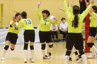 決勝・川西Ｐｕｒｅｓ-川西東和クラブ　優勝が決まり、喜ぶ丸山（１０）ら川西Ｐｕｒｅｓの選手たち