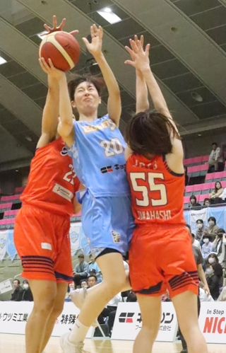 姫路-アランマーレ　第３クオーター、相手のブロックに屈せず攻め込む姫路の須永（２０）