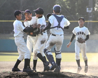 ４年ぶり３度目の優勝を飾り、マウンドに集まって喜ぶ大久保の選手たち