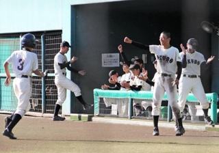 大久保-八鹿青渓・関宮学園　７回表大久保１死２塁、増田惺の右越え三塁打で梶原（３）が生還し、喜ぶベンチ