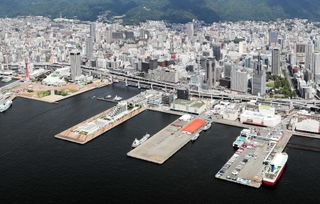 アリーナが建設されることになった新港第２突堤（右から２番目の突堤）＝２０２０年８月、神戸市中央区