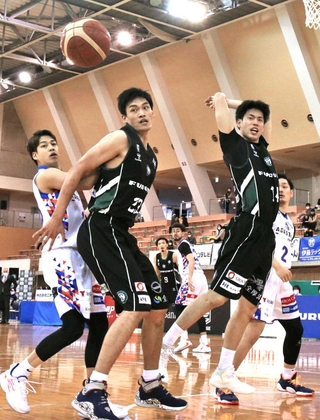 西宮－茨城　第３クオーター、果敢にリバウンドに挑む西宮の劉（手前左）と福田（同右）＝撮影・長嶺麻子