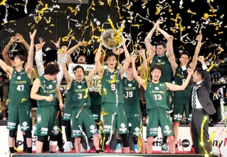 Ｂ２初代王者となり、歓喜に沸く西宮の選手たち