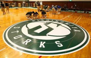 試合開催の朝。学生をはじめボランティアが協力し、整えられるプロアスリートの舞台＝西宮市河原町、市立中央体育館