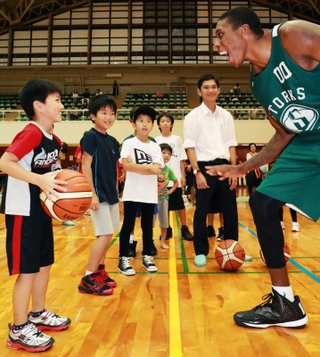地元の子どもたちとの交流を楽しむＮＢＡ（米プロバスケットボール協会）の元選手、ラリー・オーウェンス＝西宮市河原町、市立中央体育館