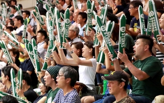 西宮ストークスの地元開幕戦。約１５００人の「ブースター（ファン）」の熱気と大声援が会場を包み込んだ＝西宮市河原町、市立中央体育館