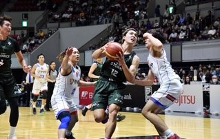 第１クオーター、ゴール前で華麗なプレーを見せる神戸ストークスの選手たち＝２５日夜、神戸市中央区港島中町６、ワールド記念ホール（撮影・三津山朋彦）