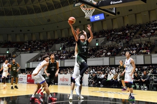 第１クオーター、ゴール前で華麗なプレーを見せる神戸ストークスの選手たち＝２５日夜、神戸市中央区港島中町６、ワールド記念ホール（撮影・三津山朋彦）