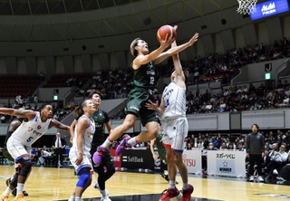 第１クオーター、ゴール前で華麗なプレーを見せる神戸ストークス選手たち＝２５日夜、神戸市中央区港島中町６、ワールド記念ホール（撮影・三津山朋彦）