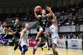 ホームの観客を前に、華麗なプレーを見せる神戸ストークスの選手ら＝２５日夜、神戸市中央区港島中町６、ワールド記念ホール（撮影・三津山朋彦）